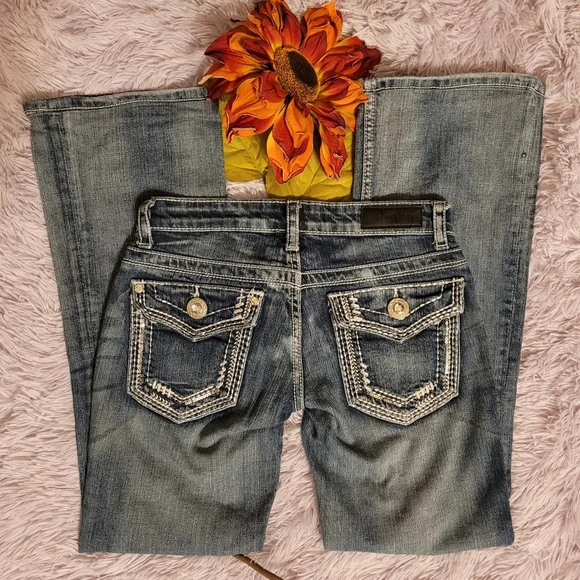 Buckle Daytrip Leo Bootleg Jeans - Picture 2 of 3